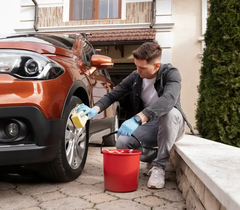 Lavage auto à domicile Lachapelle-sous-Chaux : professionnel intervenant sur un véhicule